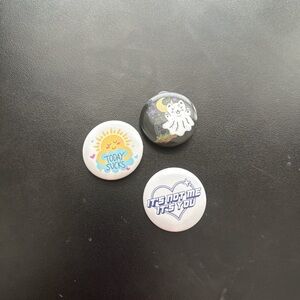 Hot Topic Fun Button Set - Black, White, Yellow